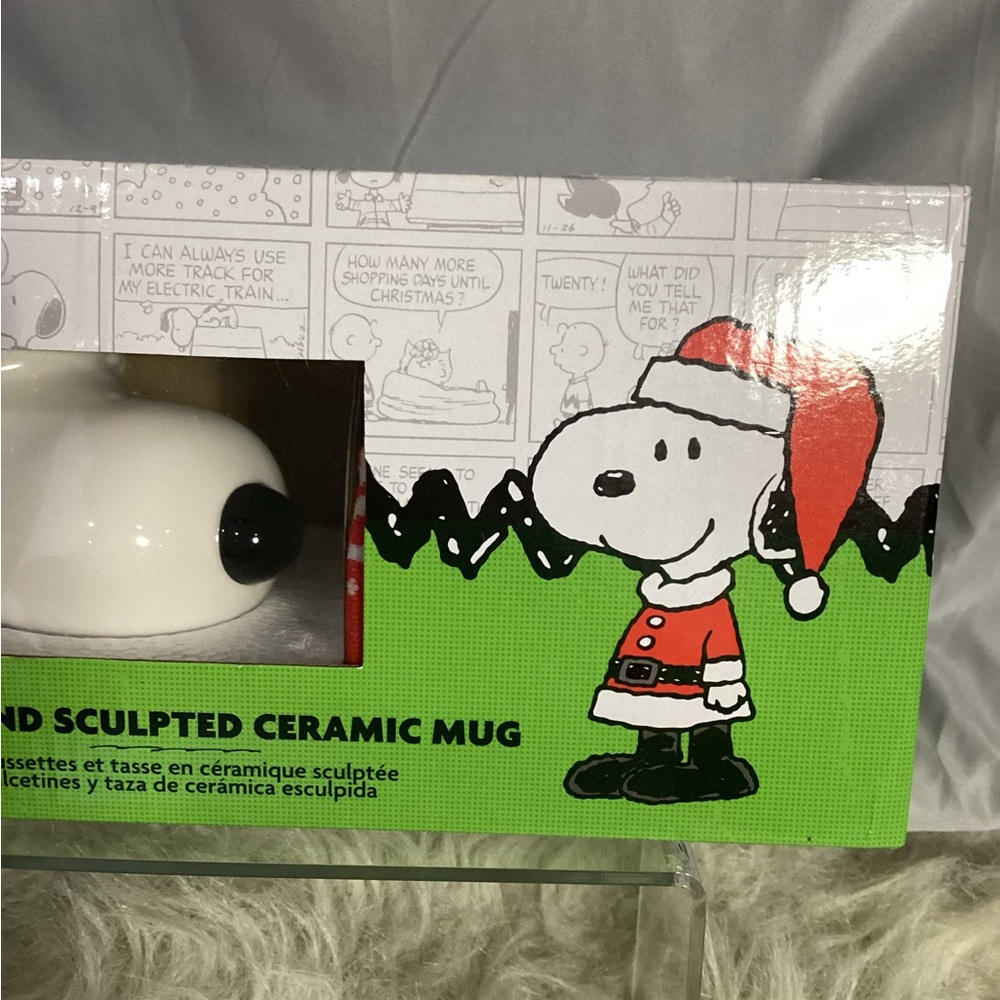 Bioworld Peanuts Snoopy 14oz Sculpted Mug & 8 Pair Crew Socks Christmas Gift Set - Picture 4 of 13